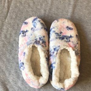 🌿 Cozy fuzzy slippers